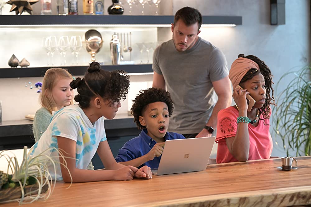 Jecobi Swain with (L-R) Jordyn Curet, Shiloh Bearman, Jimmy Tatro and Sasheer Zamata in Home Economics. (ABC)
