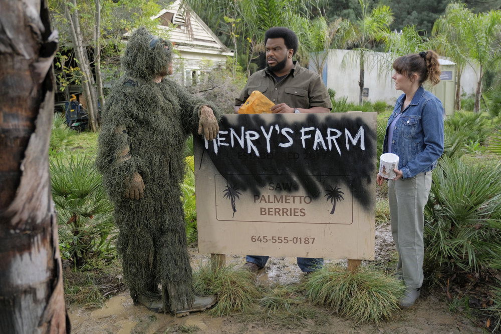 KILLING IT -- "Timber" Episode 208 -- Pictured: (l-r) Scott MacArthur as Brock, Craig Robinson as Craig, Claudia O'Doherty as Jillian -- (Photo by: Adam Rose/PEACOCK)