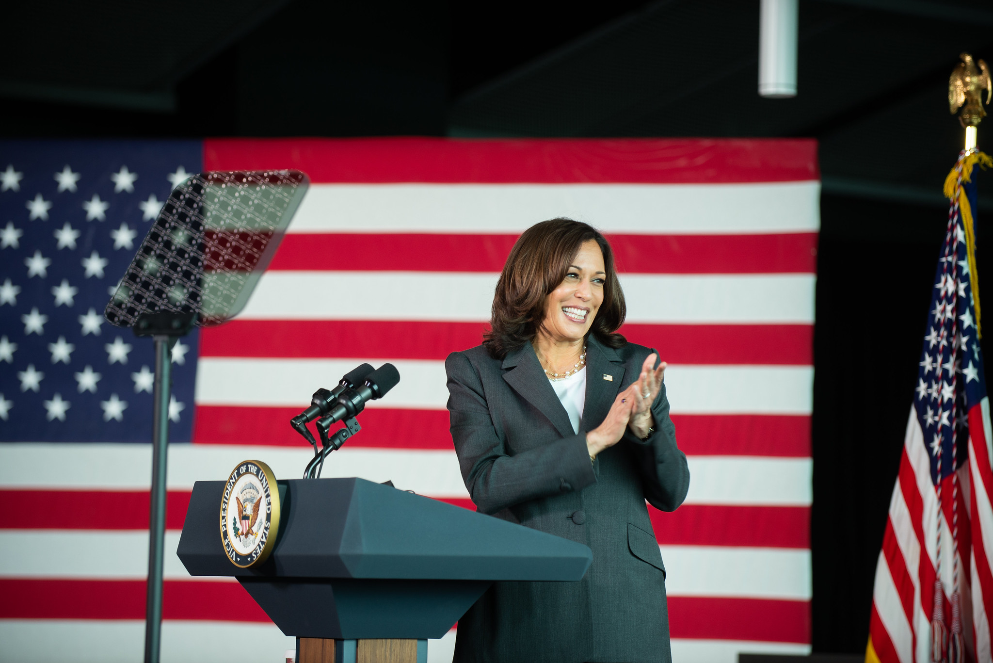 Vice President Kamala Harris visited the COVID-19 mass vaccination site at M&T Bank Stadium, Baltimore on April 29, 2021. Marking the 100th day of the Biden administration, Harris thanked the members of the Maryland National Guard and University of Maryland Medical System for their support of vaccination efforts. (U.S. Air National Guard photos by Staff Sgt. Sarah M. McClanahan)