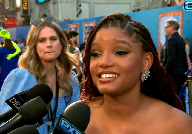 Halle Bailey at The Little Mermaid blue carpet (video courtesy of Extra)